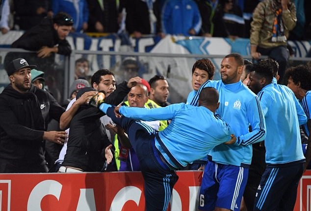Clip hậu vệ Patrice Evra tái hiện cú kungfu ‘thương hiệu’ Cantona